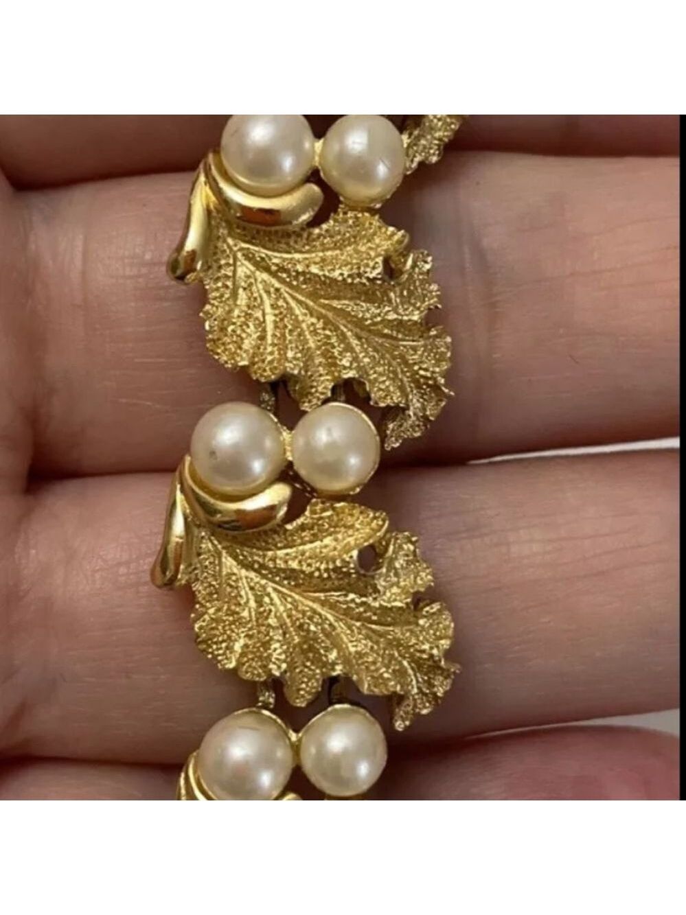 TRIFARI BRUSH GOLD LEAF & PEARL LINK BRACELET VTG - Picture 2 of 8